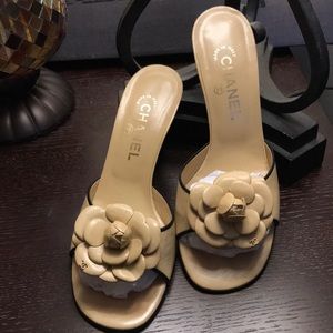CHANEL BEIGE AND BLACK SLIDE HEELS W/CAMELLIAS  💋
